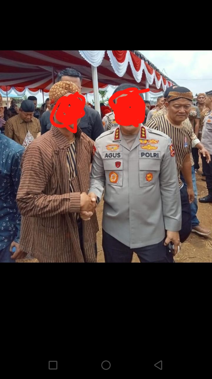 *Kapolri dan Wakapolri Kompak Sokong Gibran*

Sejumlah perwira tinggi di jajaran kepolisian Republik Indonesia (Polri) mengaku tidak nyaman dengan manuver Kapolri Listyo Sigit Prabowo yang berupaya untuk membantu pemenangan pasangan Prabowo Subianto-Gibran Rakabuming Raka.

Sumber yang dekat dengan pimpinan Polri mengaku mendapatkan laporan bahwa beberapa jenderal bintang tiga merasa bingung dengan sikap Kapolri yang menggerakkan sejumlah kepala satuan wilayah di internnal polri untuk membantu pemenangan Prabowo-Gibran.

Ia menjelaskan, terjadi kegaulauan yang dialami para perwira tinggi. Ia menyebut nama Inspektur Pengawasan Umum (Irwasum) Polri Komjen Ahmad Dofiri yang mengaku bingung dengan sikap keberpihakan Kapolri. "Dia (Irwasum) ingin maju (mencegah keberpihakan), namun ternyata beberapa temannya juga telah dikondisikan," ujarnya.

Selain Irwasum, lanjutnya, ada juga Kabareskrim Komjen Wahyu Widada juga mengatakan tidak nyaman. Sama seperti dengan Dofiri, Wahyu juga berkeluh kesah, namun tidak bisa melakukan banyak hal. 

Ada juga Gubernur PTIK Irjen Nico Afinta. "Nico ini merasa tidak nyaman dengan apa yang terjadi di Jawa Timur, karena dia kan pernah jadi kapolda di sana (Jatim)," tuturnya.

Sumber ini menceritakan bahwa apa yang terjadi Jawa Timur, operasi pemenangan Gibran Jatim, diduga melibatkan 18 Polres, termasuk di wilayah madura.

Upaya untuk pemenangan Gibran itu langsung ditangani oleh Wakapolda Brigjen Akhmad Yusep Gunawan beserta Dirlantas Polda Jatim Kombes Komarudin dan Kapolrestabes Surabaya Kombes Pasma Royce.

Menurut sumber tersebut, Wakapolda Jatim yang sempat ditemuinya mengaku tidak kuasa menolak, karena jika menolak maka akan diganti. "Jadi curhatan mereka sama. Kalau mereka tidak dijalankan akan diganti, itulah yang membuat mereka tidak nyaman, karena jika tidak jalan akan diganti."

Tidak hanya di Jatim, sumber tersebut juga mendapatkan laporan bahwa upaya serupa juga dilakukan di wilayah polda lainnya. Ia juga mencontohkan di Sumatera Utara, yang langsung ditangani oleh Wakapolri Komjen Agus Andriyanto.

"Jadi, di sumatera utara itu, kapoldanya dalam tanda kutip, bukan Pak Agung (Irjen Agung Setya Imam Effendi), tetapi Wakapolri Agus Andriyanto yang khusus ditugaskan oleh kapolri untuk menggarap di Sumut. Makanya di kapolres-kapolres setempat goyang juga itu. Karena posisi yang tidak nyaman itu tadi," jelasnya.

Sumber tersebut menyatakan  bahwa sebenarnya di internal polri itu juga terbelah. Namun pihak yang tidak mau ikut mendukung Gibran tidak bisa juga mencegah manuver Kapolri. Selain itu, tidak semua kapolda yang diberikan instruksi membantu pemenangan.

"Yang menarik yakni instruksi tersebut tidak bersifat terbuka. Misalkan kapolda X, silahkan anda ke rumah dinas saya, di situlah perintah diberikan," ujarnya.

Ia mengatakan, sebenarnya hanya orang-orang kepercayaan Kapolri yang aktif mengkonsolidasi dukungan kepada Prabowo-Gibran. "Dan menariknya, di internal polisi yang diwacakan Gibran, bukan Prabowo. Sedangkan di TNI, yang diwacakana Prabowo. Sehingga ini menjadi klop kepentingan untuk menggerakkan TNI/Polri untuk memenangkan Prabowo-Gibran," tukasnya.(***)

Irjen Abdul Karim Kapolda Banten, dan IJP Asep Adi Suheri Wakabareskrim  merupakan pimpinan satgas Baru NCS ( National Cooling System) yang sebenarnya jelmaan dari Satgas merah putih baru yang bertugas melakukan pemenangan dengan cara2 mencari kesalahan paslon lain termasuk mengumpulkan uang dari pengusaha2 hitam seperti judi online , tambang,  prostitusi, Narkoba dan pemerasan pengusaha2 nasional.

Selain itu BJP. Ribut Karo Binkar HRD Polri adalah orang dekat solo karena pernah menjadi Kapolresta Solo, adalah operator yang mengumpulkan sumbangan dari kapolres2 dan menekan para kapolres untuk operasi pemenangan didaerahnya melalui babinkamtibmas termasuk Apk2 gibran dan PSI kaesang yang masif. Kalau tidak dilaksanakan akan diganti.                           Gibran sangat senang dg kedua tangan ia angkat berkali kali, di depan Sidang Terbuka Debat Pilpres, ketika Prabowo bilang ke Anies bhw tgl 14 Februari biarlah Rakyat yg menentukan klo rakyat tdk senang dg situasinya pasti tidak akan memilih dan Prabowo merasa tdk ada masalah walau kalah & tdk punya jabatan apa"... Apa arti gerak kedua tangan Gibran itu? Krn Kapolri sdh perintahkan aparatnya utk bantu *Pemenangan Gibran*, jadi Gibran sangat senang & gembira krn tak perlu nunggu lama lagi *ia akan jadi Wakil Presiden termuda di Indonesia*