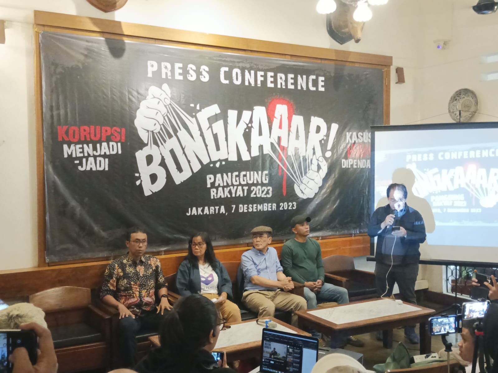 ALIANSI SELAMATKAN DEMOKRASI INDONESIA GELAR PANGGUNG RAKYAT 'BONGKAR" : Kolaborasi Orasi Kebangsaan dan Konser Musik Jakarta, 09 12 2023 ALIANSI SELAMATKAN DEMOKRASI INDONESIA | ASDI, merupakan kolaborasi jejaring Komunitas Seniman, Budayawan, Akademisi, Mahasiswa, Professional, Agamawan, Aktivis Anti KKN, Korban Pelanggaran HAM, Lembaga Swadaya Masyarakat, dan Tokoh Masyarakat. Mereka, secara gotong-royong dan swadaya, menghelat acara akbar bertajuk: PANGGUNG RAKYAT: “BONGKAR”. Sebuah konsep kolaborasi antara “Orasi Kebangsaan” dan “Konser Musik”. Ini dilaksanakan untuk memperingati Hari Anti Korupsi dan Hari HAM (Hak Azasi Manusia) Sedunia. Acara gratis dan terbuka untuk umum itu, akan digelar pada, Hari Sabtu, 9 Desember 2023, mulai pukul 13.00 WIB sampai 21,00 WIB., di Stadion Madya GBK, Senayan, Jakarta Selatan. Sejumlah nama yang akan menyampaikan Orasi Kebangsaan, antara lain adalah: Usman Hamid, Faisal Basri, Ikrar Nusa Bhakti, Zoemrotin K. Soesilo, Danang Widoyoko, M. Roni Syamsuri, Abdullah Riansyah, Arya Dewi Prayetno, Ahmad Tomi Wijaya, Ririn Sefsani, Horja Bius, Fajar Merah, Muhammad Suhud, Bivitri, Lilik dan sejumlah nama lainnya yang berasal dari berbagai elemen masyarakat. Bahkan, menjelang Hari H, nama-nama yang akan menyampaikan orasi masih terus bermunculan, menandakan antusiasme yang sangat besar. “Momen Panggung Rakyat Bongkar ini, semacam kesadaran kolektif antara musisi dengan para aktifis, bersuara tentang kondisi bangsanya, tentang potensi permasalahan bangsa dimasa yang akan datang. Kami, peduli tentang korupsi, kolusi dan nepotisme. Kami peduli tentang pelaggaran atas hak azasi manusia. Saatnya kami bersatu membangun kesadaran kolektif tersebut,” ungkap Pakar Ekonomi, Faisal Basri, salah satu Tokoh Masyarakat yang akan menyampaikan orasinya di Panggung Rakyat 'Bongkar' tersebut. Lebih jauh Faisal Basri mengibaratkan, Indonesia adalah sebuah rumah yang sedang diserbu oleh rayap-rayap. Pondasinya goyah. Atapnya bocor. Dan Panggung Rakyat 'Bongkar, dihadirkan untuk mengingatkan ancaman| ancaman yang ada didepan kelopak mata kita. “Ini adalah sebuah gerakan kebudayaaan. Melalui Orasi dan Konser Musik, kita akan serbu agar rayap-rayap itu, segala sesuatu yang mengganggu, kita bisa enyahkan. Semoga Indonesia yang lebih baik akan terwujud lewat pendekatan kebudayaan ini,” simpul Faisal Basri bersemangat. Konsep kreatif dari Panggung Rakyat 'Bongkar', akan memberikan 'experiences' kepada Masyarakat Indonesia yang hadir di Stadion Madya GBK Senayan. Mereka tak hanya menyaksikan Orasi Kebangsaan dan Konser Musik saja, tapi juga sebuah atmosfer Sejarah Kelam Indonesia, yang tak terlupakan. Dikemas dalam bentuk Seni Instalasi yang menyajikan Foto Peristiwa Kerusuhan Mei 1998, serta Foto Berbagai Pelanggaran HAM. Khusus untuk Konser Musik, Panggung Rakyat 'Bongkar', akan menampilkan musisi dengan reputasi karya lagu kritikal. Seperti lagu 'Bongkar', yang dipopulerkan oleh grup band Swami (Sawung Jabo, Iwan Fals, Jockie Suryoprayogo, Totok Tewel, Naniel, Inisisri, Nanoe). Diksi 'Bongkar' pun dipilih sebagai tema sentral dari Panggung Rakyat tersebut. Musisi yang akan tampil mengisi Panggung Rakyat 'Bongkar' tersebut, antara lain: Kotak, Anto Baret feat Andi Malewa, Endank Soekamti, Tony O. Rastafara, Jamrud, Dead Sguad, Pas Band, Iwa K., Young Lex & Friends, serta musisi lainnya. “Sebagai pelaku seni di musik hiphop, acara ini saya rasa sebagai keperluan gue untuk mengekspresikan yang gue rasakan yang terjadi di kondisi saat ini dan kenapa masyarakat harus hadir itu perlu atas kejadian yang terjadi. Dan ini waktunya kita untuk bersikap di Panggung Rakyat Bongkar,” ungkap Iwa K, Rapper yang menjadi salah satu penampil sekaligus menjadi pengundang dalam acara yang dikelola secara swadaya itu. Diantara nama-nama ratusan pengundang acara Panggung Rakyat 'Bongkar', adalah: Usman Hamid (Pegiat HAM), Goenawan Mohamad (Budayawan), Faisal Basri (Ekonom), Lukman H. Saifudin (Tokoh Masyarakat), Laode M. Syarif (Pegiat anti Korupsi), Erry Riana Hardjapamekas (Pegiat anti Korupsi), Ikrar Nusa Bhakri (Akademisi), Zoemrotin K. Susilo (Pegiat HAM), Alex A. Junaidi (Jurnalis Keberagaman), Sulistiyowati Irianto (Akademisi), Rheinald Kasali (Akademisi), Danang Widoyoko (Pegiat anti Korupsi), Andreas Harsono (Pegiat HAM), Ririn Sefsani (Pegiat HAM), Hordja Bius (AMAN), Luky Djani (Pegiat Anti Korupsi), Fajar Merah (Musisi & Pegiat HAM), Neng Dara Affiah (Pegiat HAM), Rukka Sombolinggi (Pegiat HAM), Suhud, M. Roni S., A. Riansyah, Aria Dewi P., A. Tomi W. The Black Stone feat Once Mekel dan Fajar Merah, Pas Band, Iwa O, Young Lex & Friends, Tony O, Kotak, Marjinal, Anto Baret & Andi Malewa, Endank Soekamti, Jamrud, Sandy Canester, Adi Adrian, Reynold Affandi eks Gitaris Slank, Robby Navicula, Ferdy Tahier “Element', Prof Amar - Rektor Universitas Tadulako, Sandy Andarusman. Alif Imam Nurlambang - Maklumat Djuanda, Desboy — Yayasan Sanggar Anak Harapan, Febri -Climate Institute, Marsinah FM, Surayya Kamaruzzaman - Sekretaris PusHAM USK, Khairani Arifin - Ketua Presidium Balai Syura Ureueng Inong Aceh, Evie Narti Zein - Aktivis HAM, Dr. Budi Arianto — Akademisi USK, Afrizal Tjoetra - Sosiolog UTU. Dr. Saiful Mahdi - The Aceh Institute, Syahrul Meutia - Direktur LBH Banda Aceh, Askhalani - Koordinator GeRAK Aceh, Shaivannur MY - Pengamat Sosial Politik, Riswati - Direktur Flower Aceh, Ading Liwutang - Sutradara, Ir. Adilsyah Hakim Lubis - Akademisi , Saor Siagian — Penggiat Anti Korupsi, Andi Suhud - Rumah Kita, Novianusella — Rumah Kita, Ratu Ina Nurul, Prof Marina - Universitas Syahkuala Aceh, Fery Aryanto Batubara — Perwakilan FPPHR (Front Pemuda Hak Hak Rakyat) Ada pula sejumlah korban dari IKKS (Ikatan Keluarga Korban Sutet) Kabupaten Bogor, Encep Arif Afandi Jampang Abdul Majid - Ciseeng, Puput - Rumpin, Hasim - Rumpin, Enjar Parung Panjang, Otib Cibentang, Mujiono Citeureup, Hendra Telajung Udik, Ino Kalisuren, Uus Kalisuren, H.Kuding Kuripan, Marimpun Waringin Jaya Dan ratusan nama lainnya, sebagai pengundang Panggung Rakyat 'Bongkar', yang berasal dari kalangan akademisi, seniman, budayawan, aktifis dan tokoh masyarakat. Persiapan Acara Panggung Rakyat 'Bongkar', kurang lebih sebulan. Menurut Ketua Pelaksana Raiden Soedjono, Bagi masyarakat yang ingin menghadiri dan menyaksikan acara tersebut, secara gratis, segera mendaftarkan diri dengan mengisi google form sebagai berikut: https://bit.Iy/FORMPENGUNDANGASDI Untuk kelancaran transportasi pihak berwewenang, menganjurkan untuk tidak membawa kendaraan pribadi, melainkan menggunakan kendaraan umum atau ojek online, melalui jalur-jalur berikut ini. Jika menggunakan MRT dari stasion mana saja, maka turun di Stasion MRT Senayan dan MRT Istora Mandiri. Jaraknya hanya 1,4 km. Jalan kaki ke Stadion Madya GBK, hanya butuh waktu 10 menit. Dan jika naik bus Trans Jakarta dari halte mana saja, maka turunnya di Halte Gelora Bung Karno. Jalan sekitar 2,6 km, hanya butuh waktu sekitar 15 menit. Saat di area GBK, penonton bisa masuk melalui Pintu 1 - Depan Patung Panahan. Pintu 4 — Masjid Albina dan Pintu 10 — Depan Senayan Sparks. Dan saat masuk di area Stadion Madya, penonton masuk melalui Pintu 2 dan Pintu 5. Sebelum masuk ke area Stadion Madya, pentonton akan mendapatkan gelang. Kemudian dilakukan body checking and bag checking. Dan tidak dperkenankan membawa makanan dan minuman botol maupun minuman kaleng dari luar, karena di area dalam sudah ada 10 booth UMKM yang menjual makanan-minuman. Editor. Wiwik Putriana