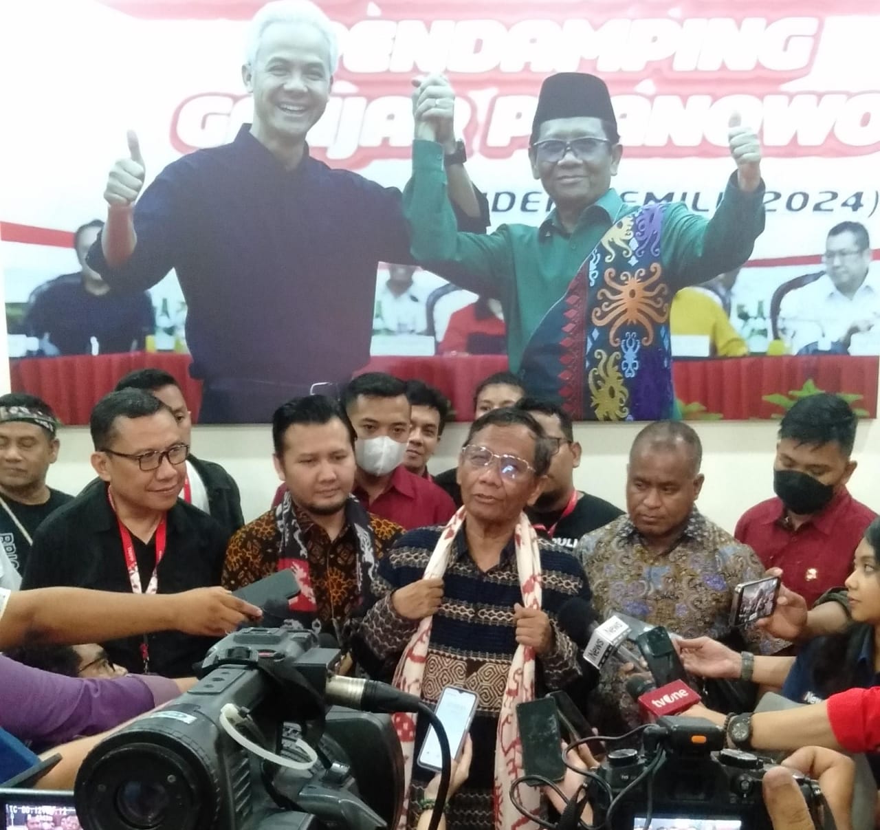 Mahfud: Korupsi akar utama terjadinya ketimpangan pertumbuhan ekonomi


Jakarta- Calon Wakil Presiden nomor urut 3 Mahfud MD menilai permasalahan korupsi yang masih merajalela menjadi akar utama atas terjadinya ketimpangan pertumbuhan ekonomi di berbagai wilayah Indonesia hingga hari ini.
Hal tersebut disampaikannya saat menerima dukungan sekaligus dialog Diaspora NTT di Rumah Aspirasi Ganjar-Mahfud Presiden 2024/Tim Koordinasi Relawan Pemenangan Pilpres (TKRPP), Jakarta, Selasa (19/12).
  

Mahfud yang menggunakan baju batik coklat tiba pada pukul 20.20 WIB. Mahfud tampak didampingi oleh Wakil Ketua TPN, Andi Gani, Mustar Bona Ventura, dan Kadiv Program Rumah Aspirasi Erwin Usman mewakili Ketua Rumah Aspirasi Ahmad Basarah.

Terlihat antusias relawan yang hadir menyambut Mahfud. Saat ingin menuju panggung, Mahfud diiringi dengan tarian-tarian khas NTT dan diselendangi kain ulos khas NTT berwarna merah putih.

"Kenapa sekarang ini masih timpang? Kenapa sekarang semua ini pertumbuhan belum menyentuh enam persen? Teori yang paling bisa menjelaskan itu semua adalah karena Indonesia ini terlalu banyak korupsi," kata Mahfud dalam "Dialog Diaspora NTT bersama Prof Mahfud MD" di Jakarta.

Mahfud meyakini perekonomian Indonesia berpotensi tumbuh lebih dari enam persen setiap tahunnya, tetapi kasus korupsi yang tidak kunjung bisa diatasi oleh pemerintah membuat terjadinya ketimpangan antara sumber daya alam dengan sumber daya manusia pengelola.

"Misalnya saya mencatat empat tahun terakhir kasus-kasus yang saya tangani saja itu menyangkut korupsi Rp701 triliun," katanya.

Ketimpangan tersebut praktis membuat pertumbuhan ekonomi di Indonesia menjadi tidak merata.

Ia mencontohkan kontribusi wilayah barat Indonesia yang mendominasi 80 persen pertumbuhan ekonomi. Bahkan Pulau Jawa menyumbang 57 persen perekonomian nasional, sedangkan wilayah timur Indonesia hanya berkontribusi 20 persen.

Mahfud menyayangkan hal tersebut mengingat wilayah timur Indonesia seperti Nusa Tenggara Timur (NTT), memiliki potensi alam, keberagaman budaya yang amat kaya, namun kondisinya masih di bawah rata-rata nasional karena belum maksimal mengelola potensi yang ada.

"Sehingga saya katakan, teori apapun yang Anda pakai kalau tidak mampu memberantas korupsi, sekurang-kurangnya menghentikan keberlanjutan korupsi dari waktu ke waktu, maka pertumbuhan ekonomi tidak akan pernah mencapai maksimal," ujar pria yang masih menjabat sebagai Menteri Koordinator Bidang Politik, Hukum, dan Keamanan tersebut.


Mahfud mengaku telah mempelajari sedikitnya empat sektor penting yang harus diperhatikan dalam pertumbuhan ekonomi yakni besarnya belanja pemerintah, konsumsi masyarakat, kegiatan ekspor-impor, serta digitalisasi.

"Di empat sektor sumber pertumbuhan ekonomi masyarakat, itu korupsinya terlalu banyak," katanya.

Menurutnya dia jika masalah korupsi bisa ditangani maka dana yang diambil oleh para koruptor dapat menyelamatkan UMKM di daerah untuk berkembang dan mendorong pertumbuhan ekonomi menjadi lebih rata.

Maka dari itu, ia menyarankan pemerintah agar lebih fokus meningkatkan perekonomian bangsa, sehingga dapat membagi pendapatan secara adil untuk mewujudkan pemerataan hingga tingkat masyarakat terbawah.

"Termasuk mengatasi ketimpangan antar satu daerah dengan daerah yang lain, termasuk tentu saja NTT yang harus menjadi bagian dari prioritas utama untuk pembangunan ke depan," ujar Mahfud.

Komisi Pemilihan Umum (KPU) RI pada Senin, 13 November 2023, menetapkan tiga bakal pasangan calon presiden dan wakil presiden menjadi peserta Pemilu Presiden dan Wakil Presiden (Pilpres) 2024.

Hasil pengundian dan penetapan nomor urut peserta Pilpres 2024 pada hari Selasa, 14 November 2023, pasangan Anies Baswedan-Muhaimin Iskandar nomor urut 1, Prabowo Subianto-Gibran Rakabuming Raka nomor urut 2, dan Ganjar Pranowo-Mahfud Md. nomor urut 3.

KPU juga telah menetapkan masa kampanye mulai 28 November 2023 hingga 10 Februari 2024, kemudian jadwal pemungutan suara pada tanggal 14 Februari 2024.
